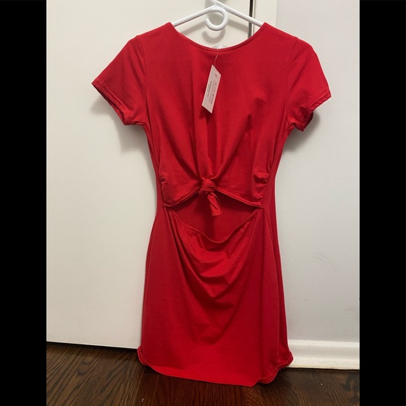 Red dresses - Picture 2 of 3